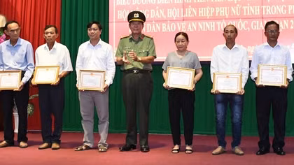 Biểu dương 43 tập thể, cá nhân trong phong trào toàn dân bảo vệ an ninh Tổ quốc