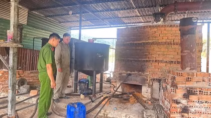Phát hiện cơ sở tái chế hàng nghìn lít nhớt thải