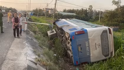 Xe khách lật nghiêng sau khi tông vào đuôi xe đầu kéo, 22 người may mắn thoát nạn