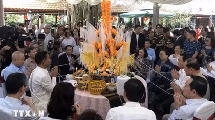 Lãnh đạo Đảng, Nhà nước tham dự đón Tết cổ truyền Bunpimay của Lào
