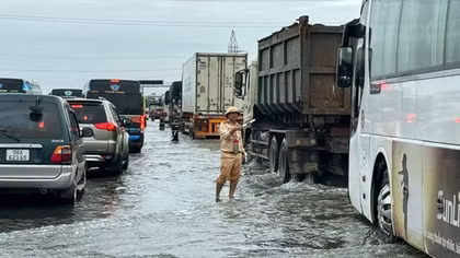 Hà Nội yêu cầu doanh nghiệp vận tải không cho xe qua vùng ngập lụt, sạt lở