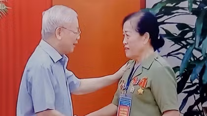 "Nữ du kích Ngã Năm" Lưu Nguyệt Hồng cùng tấm ảnh với Tổng Bí thư Nguyễn Phú Trọng