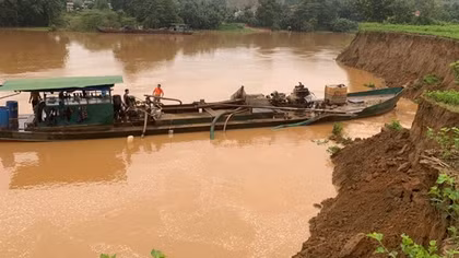 Bắt tạm giam 3 cán bộ xã làm ngơ cho “cát tặc” trên sông La Ngà