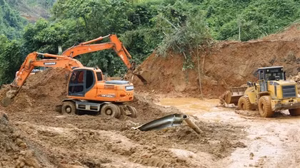 Đường xuống cấp nghiêm trọng, kinh phí sẵn mà… khó tiêu