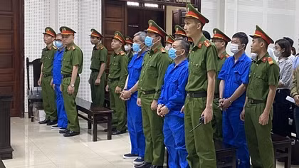 Căng thẳng đối chất giữa bị cáo Đỗ Hữu Ca với "trùm" mua bán trái phép hóa đơn