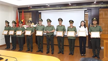 Cục Hậu cần trao giải cuộc thi viết “Tìm hiểu Luật căn cước trong CAND”