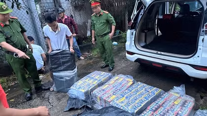 Bắt 2 xe ô tô chở pháo lậu