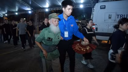 Xúc động những hình ảnh nhân dân kính viếng Tổng Bí thư Nguyễn Phú Trọng