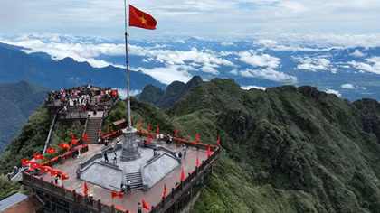 Fansipan rợp sắc cờ hoa chào đón du khách trong kỳ nghỉ lễ