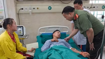 Thăm hỏi nạn nhân và gia đình trong vụ sạt lở đất