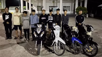 CSGT vây bắt nhóm thanh thiếu niên tụ tập cổ vũ đua xe