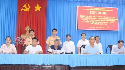 Gần 300 tổ chức, cá nhân ký cam kết chấp hành TTATGT trên tuyến cao tốc TP Hồ Chí Minh - Cần Thơ
