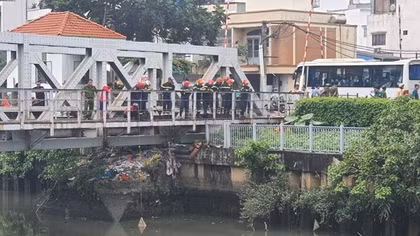 Cảnh sát lội bùn đen vớt thi thể nổi trên kênh Nhiêu Lộc- Thị Nghè