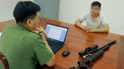 2 thanh niên giao nộp súng hơi mua trên mạng để săn bắn