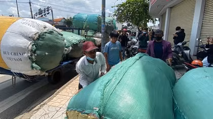 Bị phạt vì chở hàng cồng kềnh, nhiều tài xế lý do... mưu sinh