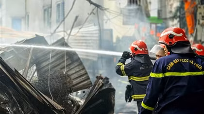 Cảnh sát khống chế nhanh đám cháy kho cốt pha giữa trưa