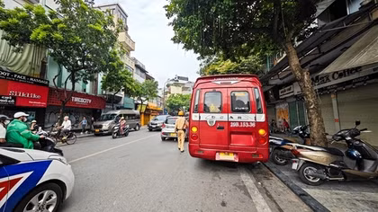 CSGT tuần tra từ rạng sáng xử lý xe hợp đồng vi phạm trong phố cổ Hà Nội