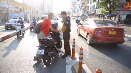 Vi phạm giao thông, nam sinh lớp 12 quay xe bỏ chạy