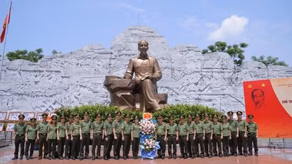 Trường ĐH Kỹ thuật - Hậu cần CAND về nguồn tại Khu di tích Sáu điều Bác Hồ dạy CAND