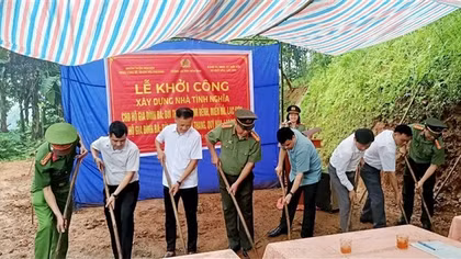 Khởi công xây dựng nhà cho 2 hộ nghèo tại huyện Lạc Sơn