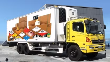 Không được vận chuyển hàng hoá nguy hiểm đi qua các công trình hầm có chiều dài từ 100m trở lên