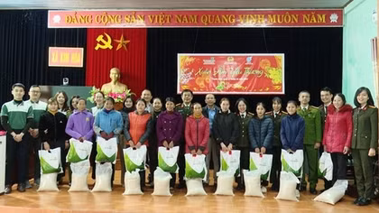 Tết yêu thương ấm lòng dân bản