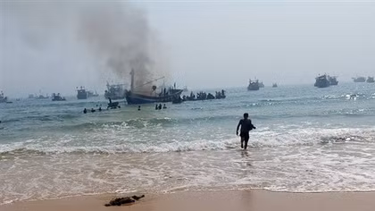 Tàu cá vừa cập bờ thì bất ngờ phát hỏa