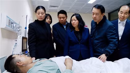 Bí thư Hà Nội Bùi Thị Minh Hoài thăm nạn nhân vụ quán cà phê bị phóng hỏa