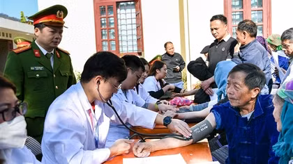 Khám bệnh, tặng quà cho người dân xã Tả Van Chư