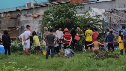 Đuổi bắt chim sáo, rùng mình đụng thi thể người đàn ông treo cổ