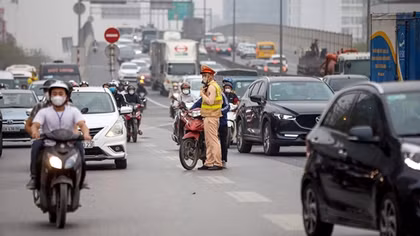 Xử phạt nhiều tài xế xe máy cố tình đi lên Vành đai 3 trên cao