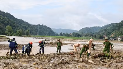 Công an Điện Biên dầm mình trong mưa lũ, vì nhân dân phục vụ