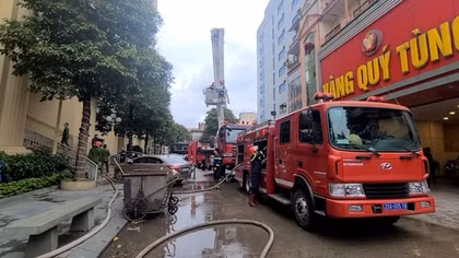 Cảnh sát giải cứu người bị mắc kẹt trong đám cháy tại căn hộ chung cư