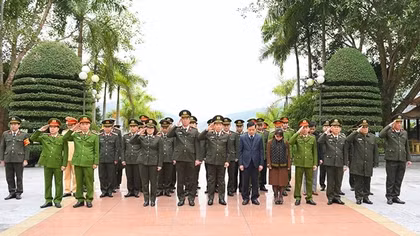 Đoàn đại biểu Đảng ủy Công an Trung ương, Bộ Công an dâng hương tại Khu di tích lịch sử CAND