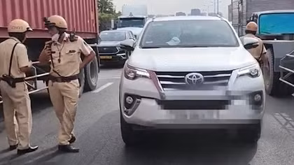 Truy đuổi hơn 7km bắt xe người nước ngoài vận chuyển thuốc lá lậu