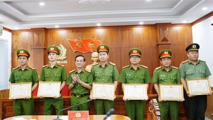 Cà Mau: Khen thưởng tập thể, cá nhân có thành tích tấn công, trấn áp tội phạm