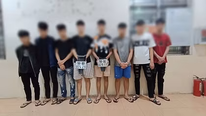 Khởi tố nhóm thanh niên chặt biển số xe của người đi đường