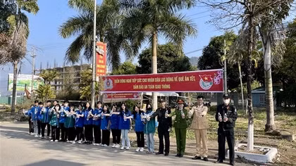 Ấm áp tình người trên đường về quê đón Tết