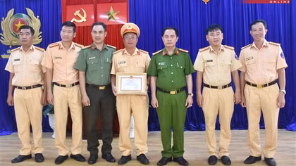 Khen thưởng 2 Thiếu tá Công an nhặt được của rơi nhanh chóng tìm người trả lại