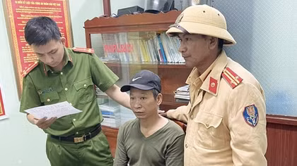 CSGT chặn bắt đối tượng bỏ trốn khỏi nơi giam giữ