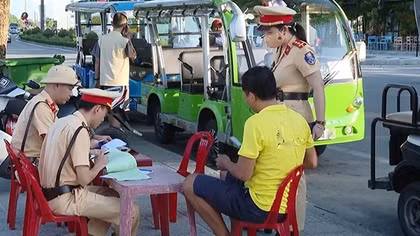 Siết chặt quản lý xe taxi, xe điện bốn bánh tại TP Đồng Hơi