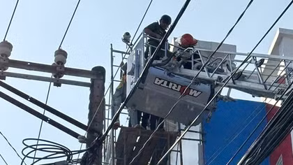 Cảnh sát dùng xe chuyên dụng giải cứu 2 công nhân bị điện giật trên cột cao 15m