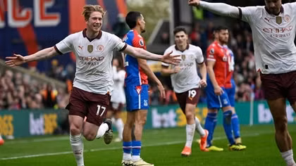 Lội ngược dòng trước Crystal Palace, Man City áp sát ngôi đầu bảng
