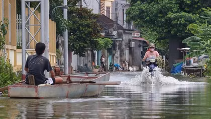 Người dân xóm Bến Vôi đi thuyền trên đường làng