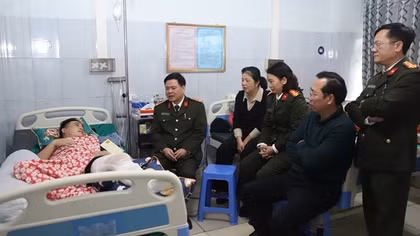 Thăm hỏi cán bộ Công an bị thương khi làm nhiệm vụ