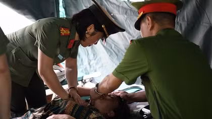 Công an sơ cứu người bị ngất khi đi tham quan Đền Hùng