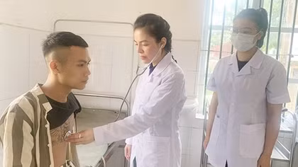 Chuyện chăm sóc bệnh nhân “mang áo số” của các bác sĩ hai màu áo