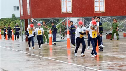 Sôi nổi Hội thi nghiệp vụ chữa cháy và cứu nạn cứu hộ “Tổ liên gia an toàn PCCC” khu vực VI