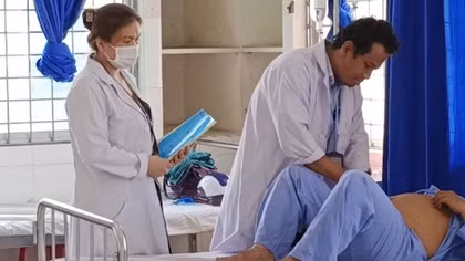 Người đàn ông bị kẹt chai nhựa trong chỗ hiểm