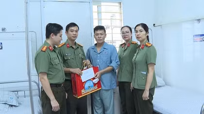 Thăm hỏi, động viên 2 CBCS bị thương khi cứu nạn cứu hộ ở Phú Thọ